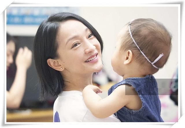 当43岁周迅同框30岁刘雯，网友：终于见识到真正素颜脸长啥样了！