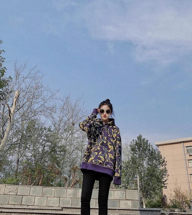  『小脚』阔腿裤已经不流行了,聪明女人都在穿小脚裤,真是太美了