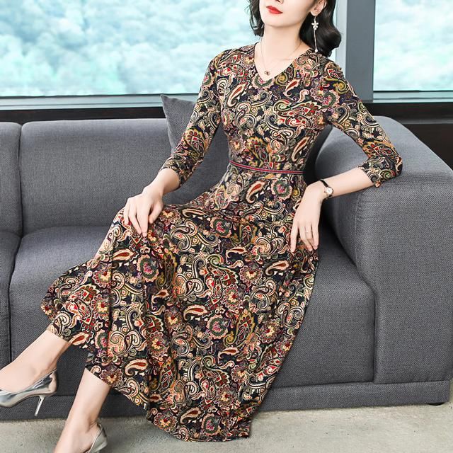 修身连衣裙，让你在秋天穿出去也是美美的，非常显瘦，清新淡雅