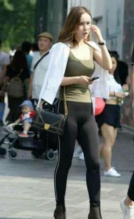 快来看看街拍达人的小姐姐吧，这样的穿搭你喜欢吗？