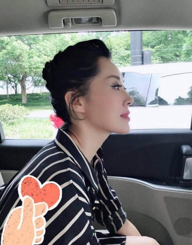 许晴侧颜真美，凹条纹连衣裙，满屏都是大长腿 网友：保养的像18