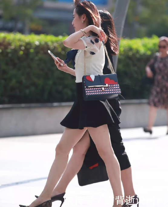 街拍紧身裤修身又时尚，让小姐姐充满迷人的气质！