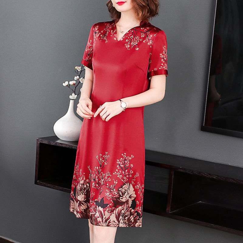 有一种裙子叫“旗袍”，搭配高跟鞋，比传统旗袍更显气质