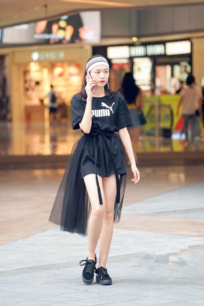 重庆街拍，高颜值小姐姐穿着清凉，自带仙女气息，养眼上镜!