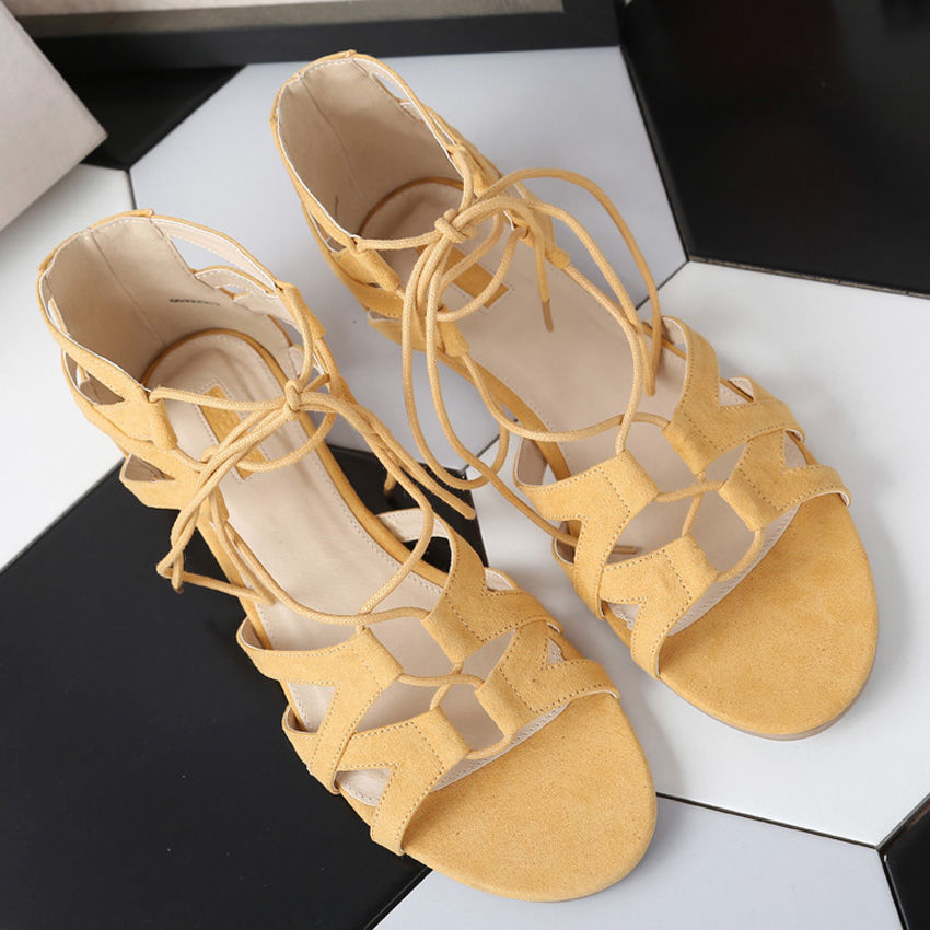 鞋子不需买太多，有一双优雅性感的高跟鞋，远离“小短腿”