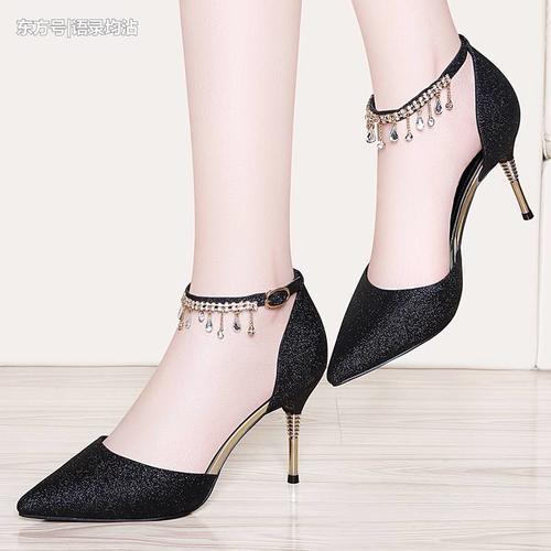 尖头鞋又流行回来了，秋天新款细高跟拉伸脚背，配9分裤显高显瘦