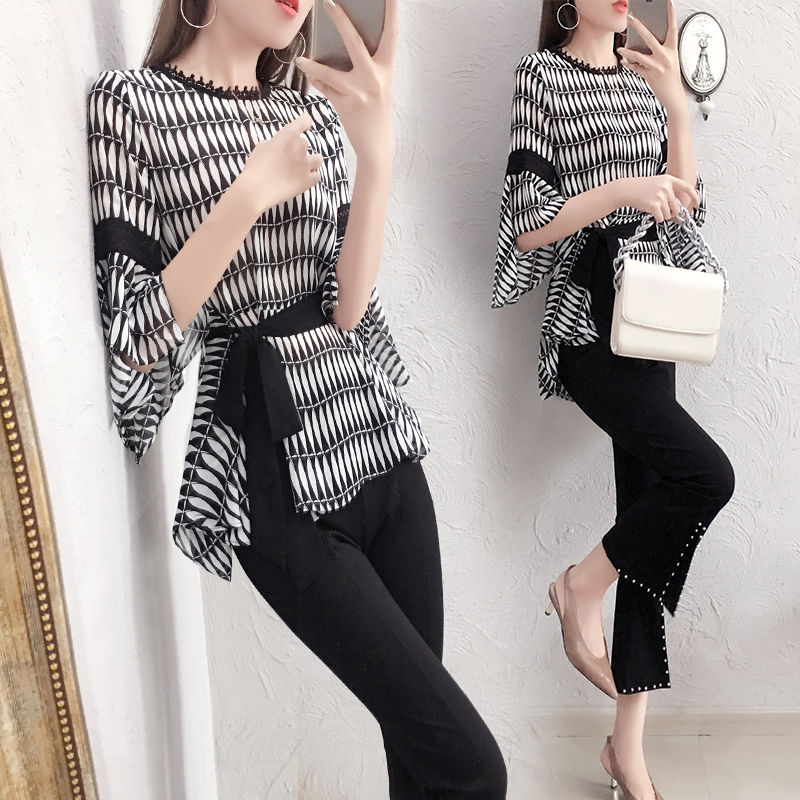 秋天了，连衣裙扔了吧!48岁嫂子穿上这时髦套装，美的无法呼吸