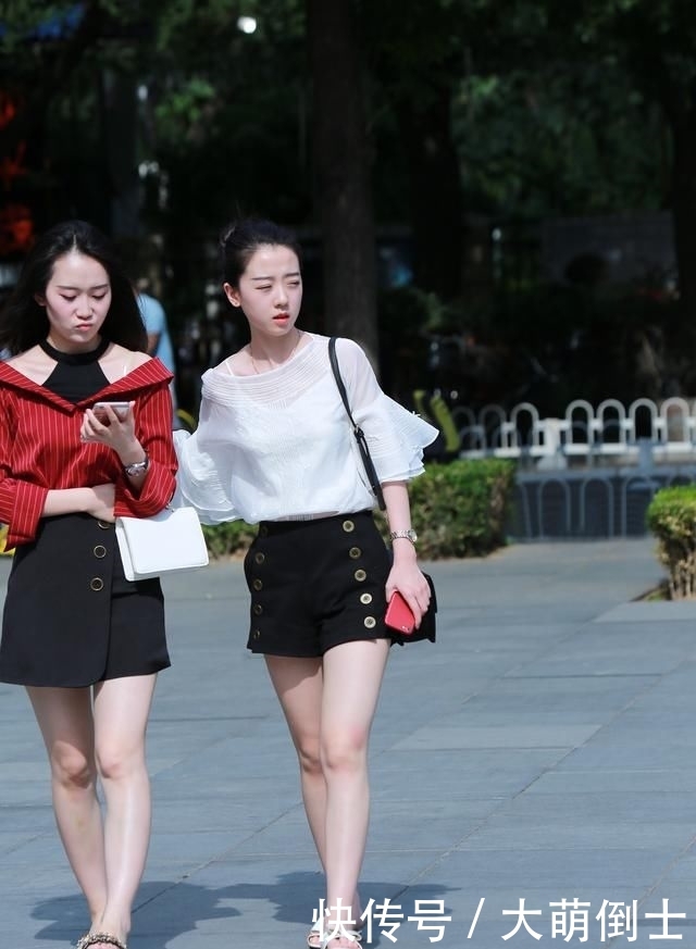  「舍不得」街拍：手机不离手，小姐姐们都舍不得放在包里