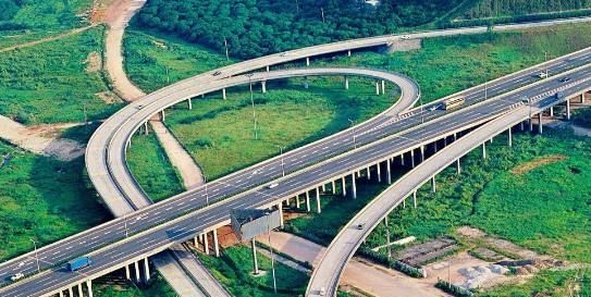  [小时]300公里的高速路程，用了四个半小时，收费站：收取超时费