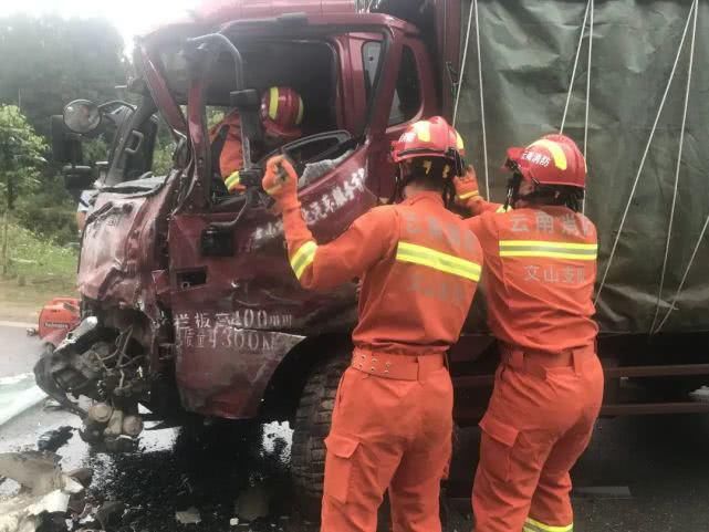 【越野车】西畴兴街往西畴方向发生车祸，雨后路滑，请小心行驶！