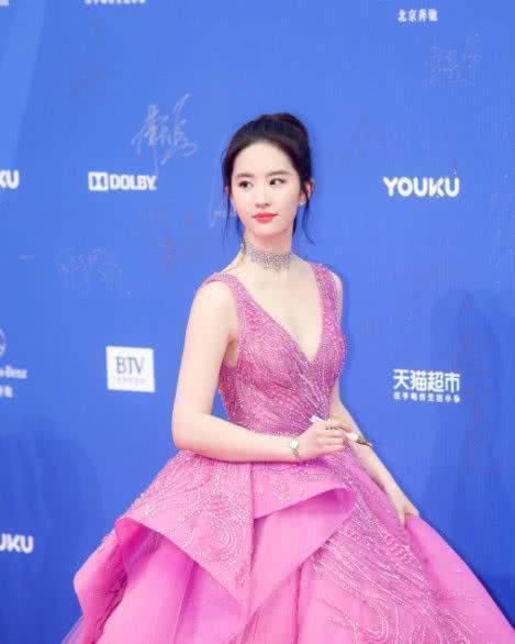 刘亦菲的礼服，款式领口的设计也是美到不行！网友：女神也疯狂