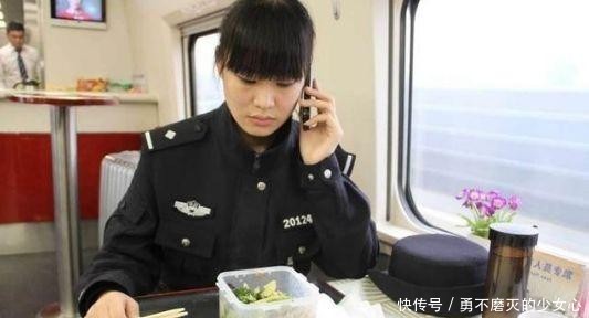  「美女」为什么在高铁上，很少看到乘务员吃饭？来听听美女乘务