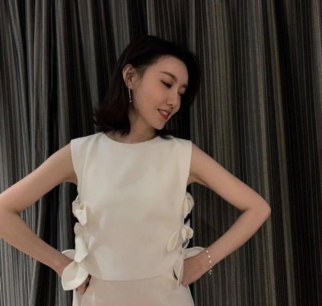  少女：林小娘高露短上衣配修身裙甜美又可爱，简直就是少女