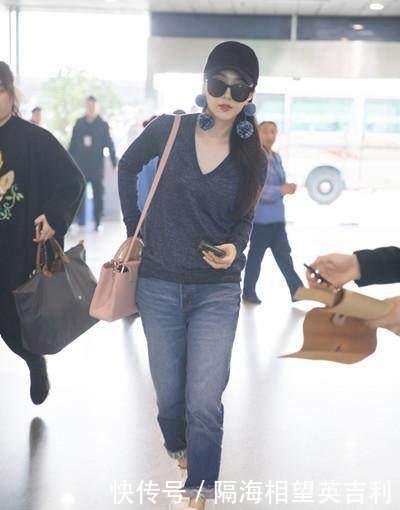 范冰冰现身机场, 胸前平平瘦出新高度, 网友直呼: 厉害了李晨!