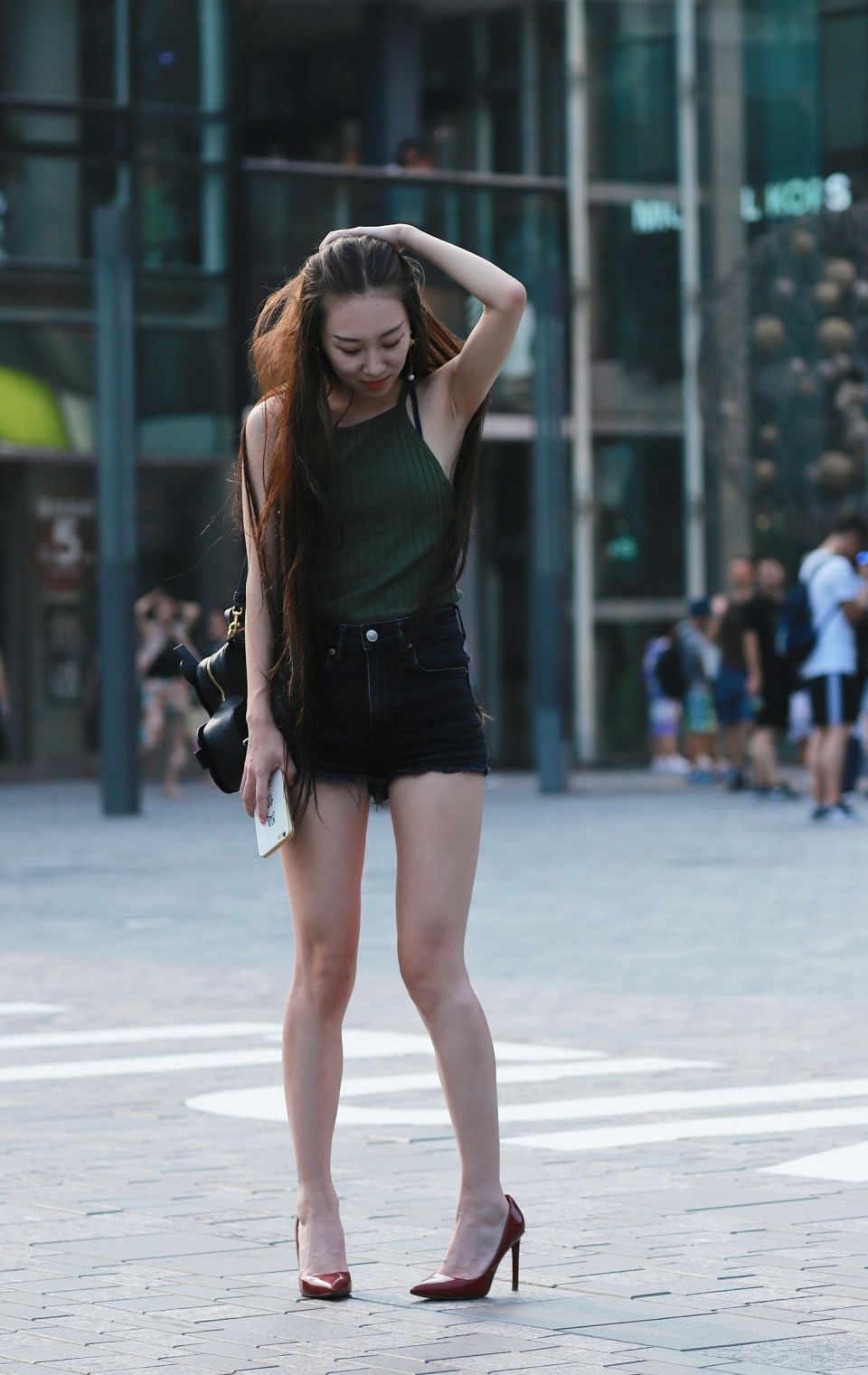 街拍：盛夏季节美女来袭，快看看有没有你喜欢的？