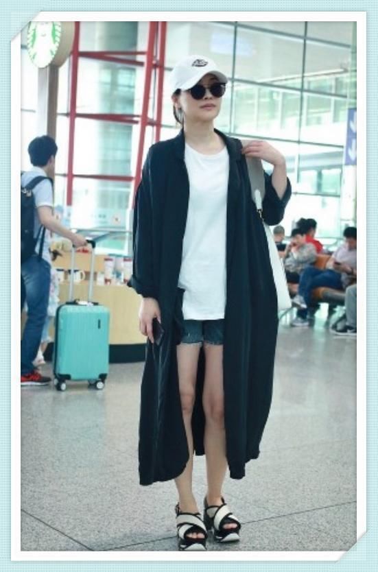 梅婷简直了!浑身上下只穿一件T恤就走机场,网友:43岁也疯狂?