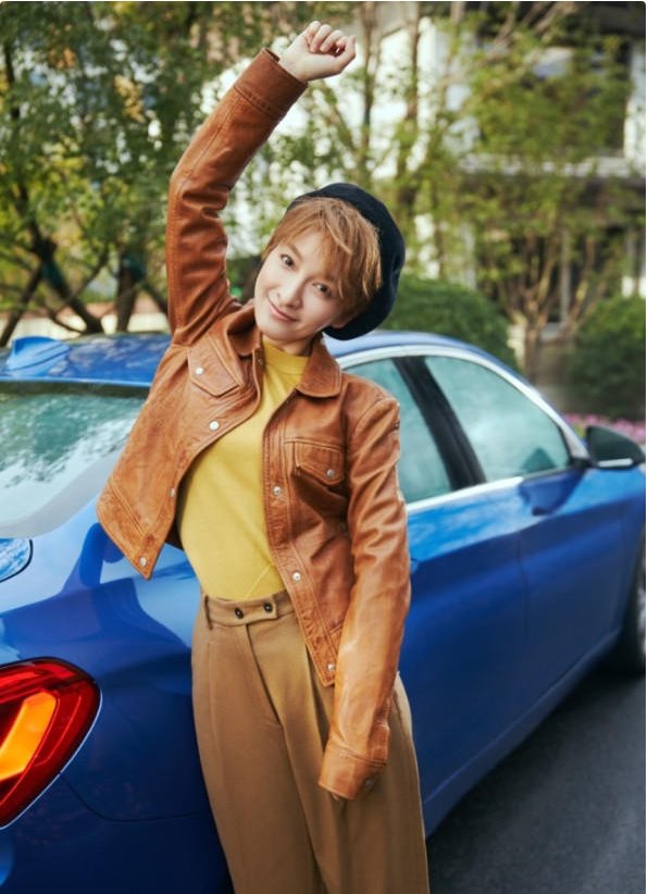 吴昕一身黄衣，上演复古路线，是个酷帅的小姐姐没错啦