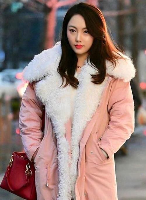  【美女】养眼女神街拍：笑容甜美的美女，一件白色短袖配蓝色牛仔裤，时尚达人气质