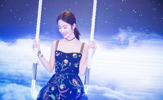 杨采钰越来越会穿了，凹印花连衣裙特撩人