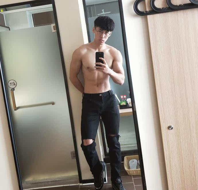 爱健身的大长腿，拥有一张明星脸，胸肌腹肌人鱼线全都有