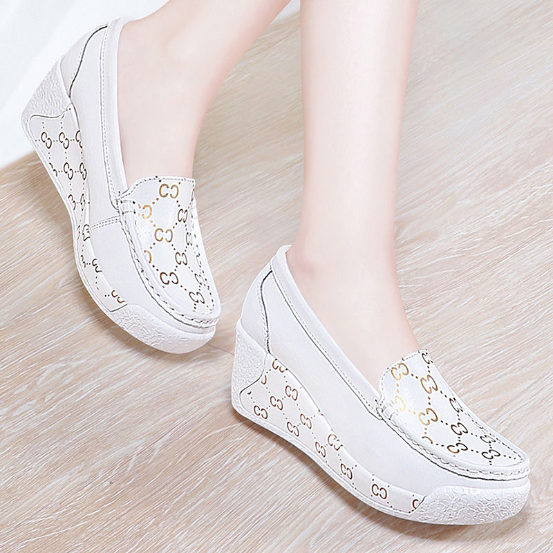 小个子女人，出门别总穿高跟鞋!如今流行这样的软软鞋，优雅舒适