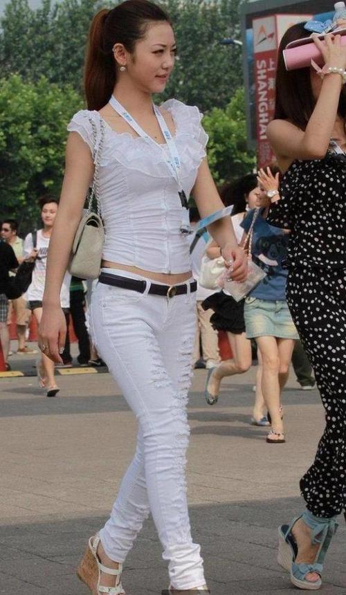 白色休闲裤, 小姐姐的穿着让人陶醉, 网友: 身材相当好!