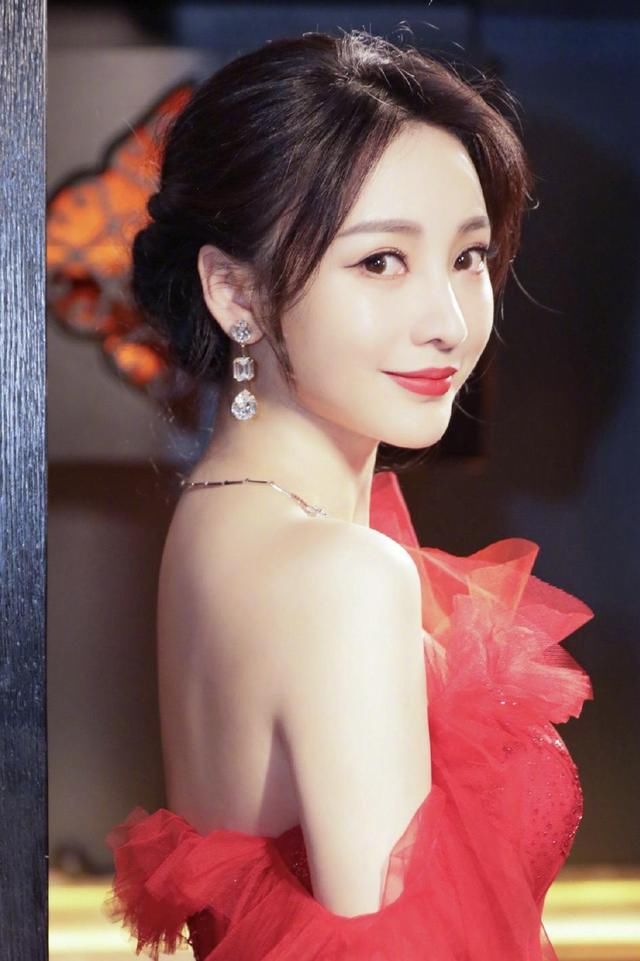 # 凹凸#大红色抹胸连衣裙气质出众，身材凹凸有致，美呆了，柳岩穿衣胆大