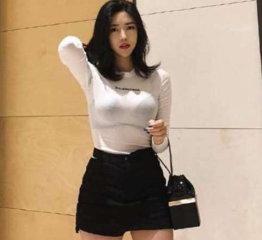 三亚街拍:好身材就是任性，紧身衣的美少妇，好身材一览无余!