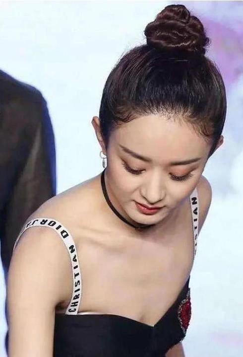 赵丽颖性感起来也是不输阵的，几次穿搭都有一种朦胧美！