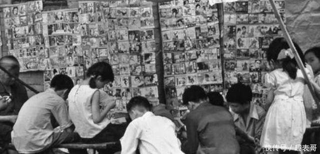 『美女』80年代老照片:穿着时尚的美女被围观,卖冰棍的场景看不到了