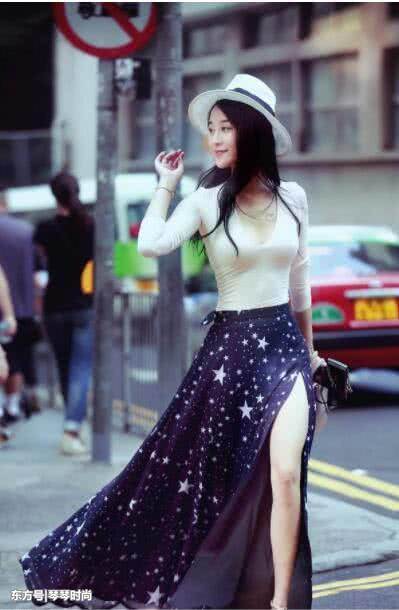 时尚抓拍：看时尚妹子穿衣搭配在秋季怎样去展现自信之美！