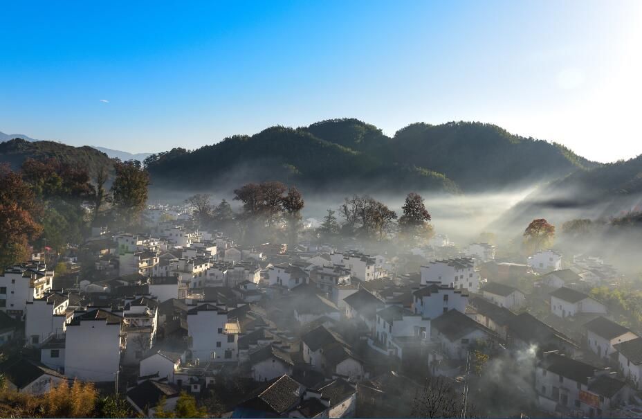 江西婺源：炊烟绕山村 晨景美如画