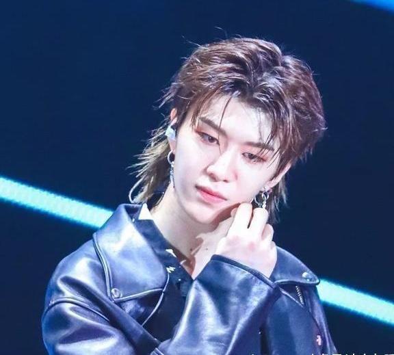 男星鲻鱼头发型: 王一博秀气, 范丞丞像精灵, 千玺帅的移不开眼