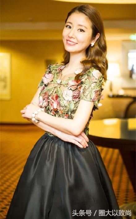 本以为林心如穿高跟很女神了，看见41岁陈数后，才知啥叫风情万种