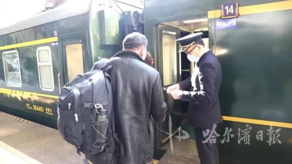  『旅客列车』哈尔滨至湖北旅客列车恢复运行：首批70余旅客返岗复工