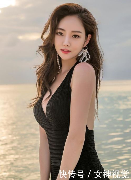 紧身包臀裙：苗条靓丽的年轻美女，漂亮养眼，充满女性韵味！