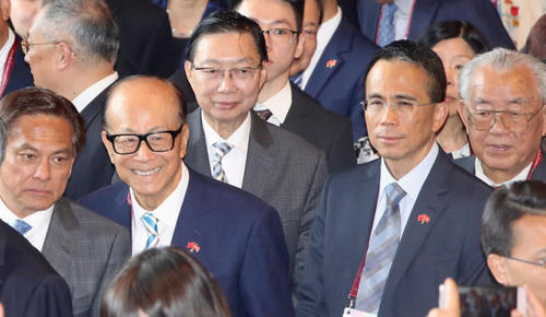 世界顶级隐形首富，坐拥8500亿，资产超贝佐斯为何选择藏富？