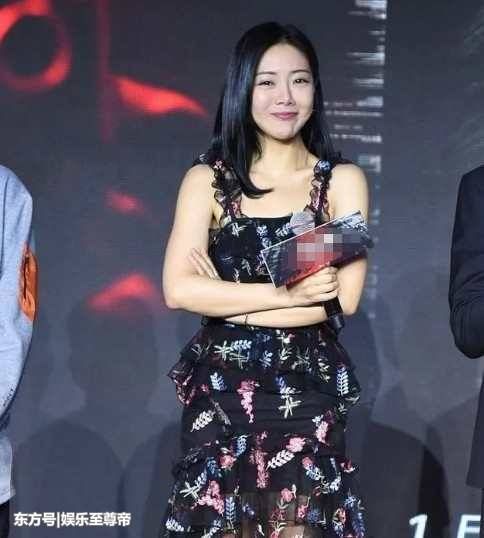 小姨妈太敢穿，拼接透视裙似乎是暴露了什么，“心机”不成蚀把米