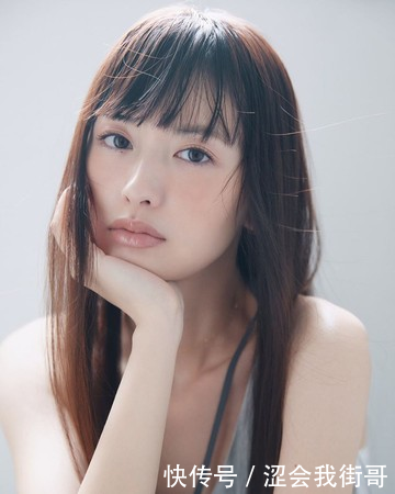 『护唇膏』护唇膏的6种隐藏版神用法抚平发丝毛躁、还能防脚痛!