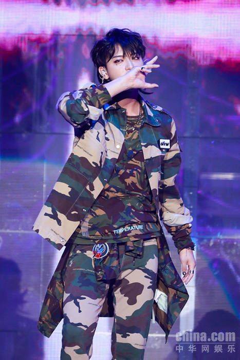 黄子韬深圳演唱会多款首穿 玩转时尚格调满分