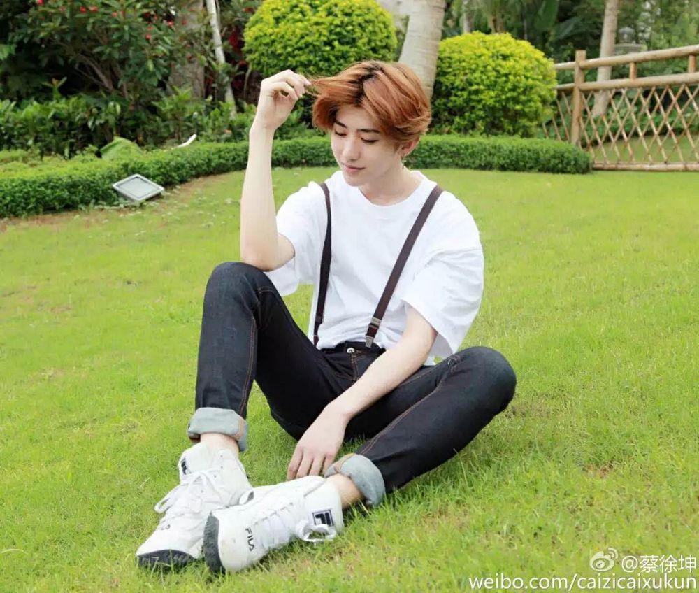 邓紫棋的皮裤、杨幂的阔腿裤都输给了吴宣仪的“初恋裤”