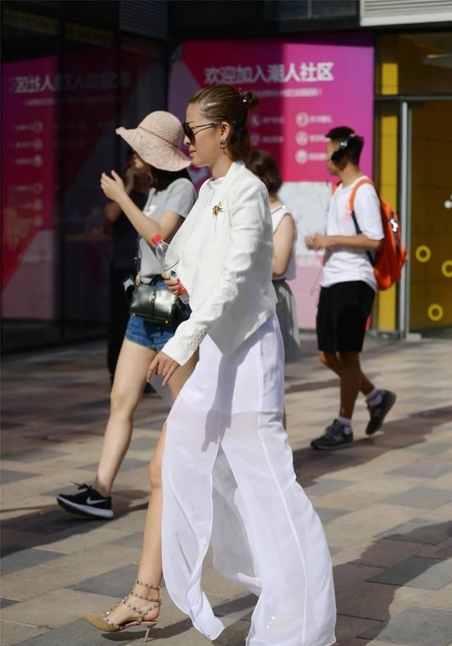  『搭配出自己』白色纱裙和一件外套，搭配出很酷的感觉，脚下的高跟鞋更好看