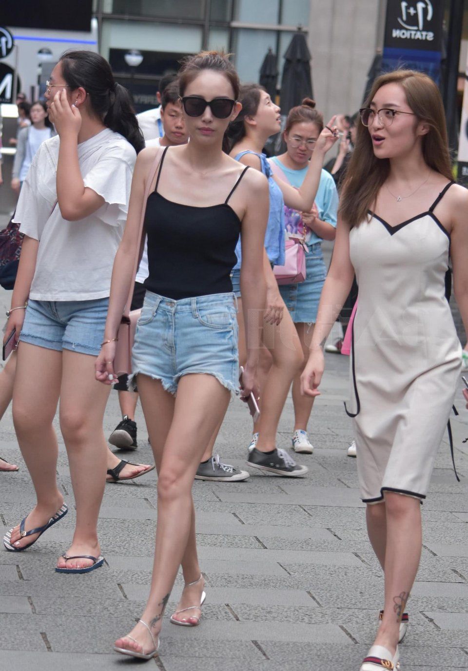 街拍:小姐姐吊带裙穿出微胖身材,三人排成排,成一道亮丽风景