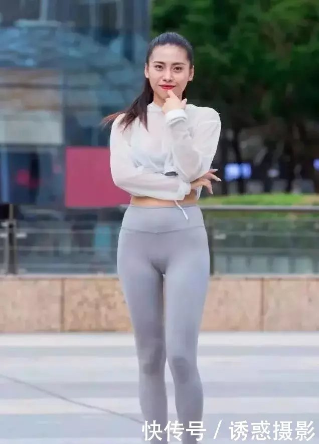 微胖气质小姐姐，浅灰色紧身打底裤包裹下凸显火辣迷人好身材，浑