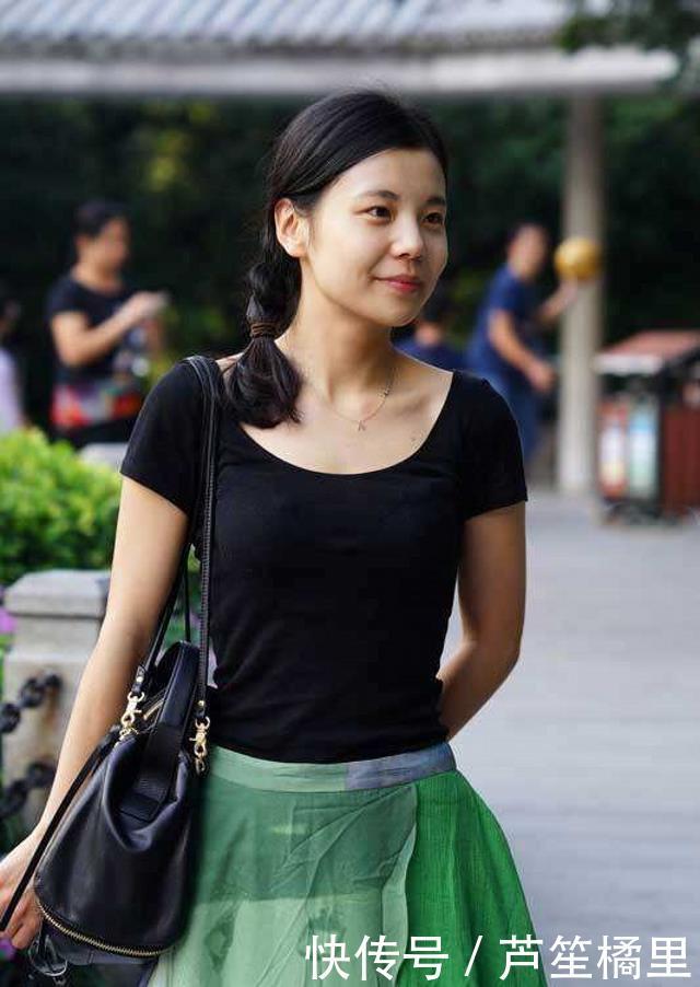  #身材#路人街拍，小姐姐穿粉红色的百褶连衣裙，十分漂亮