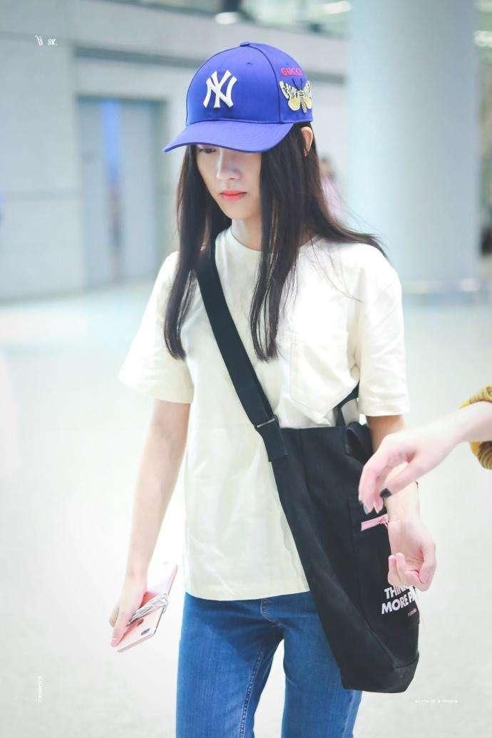 鞠婧祎真厉害，这么紧的牛仔裤都能穿上，不愧是76斤的姑娘