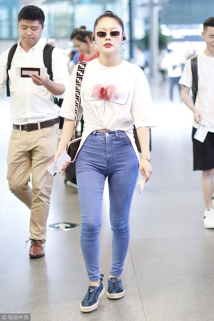 袁娅维大红唇衣服“毛茸茸” 上演反差萌  坐行李箱上秀大长腿变