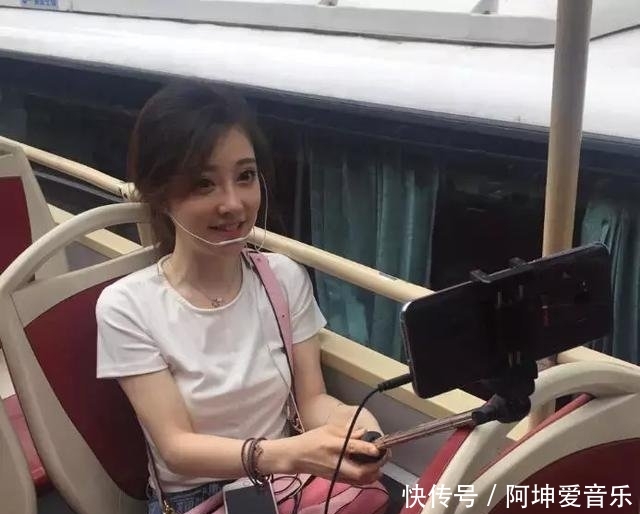 冯提莫如今在哪里直播