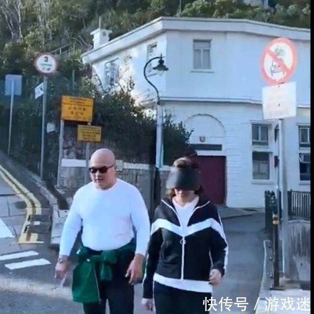  [富商]从富商“收割机”到独立富婆，关之琳带俩保姆遛狗，光头男伴左右