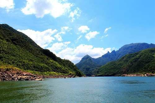 广西拥有唯一的天池湖，在高68米山上，水深10米，终年不干涸